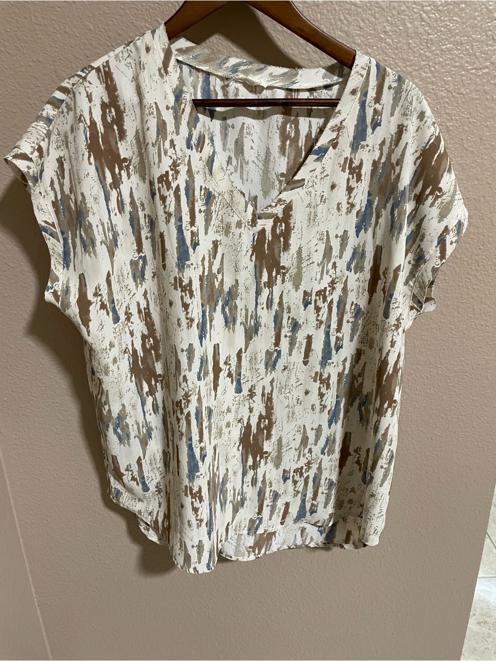 JODIFL Abstract Brushstroke V-Neck Short Sleeve Top in Cream, Brown & Blue